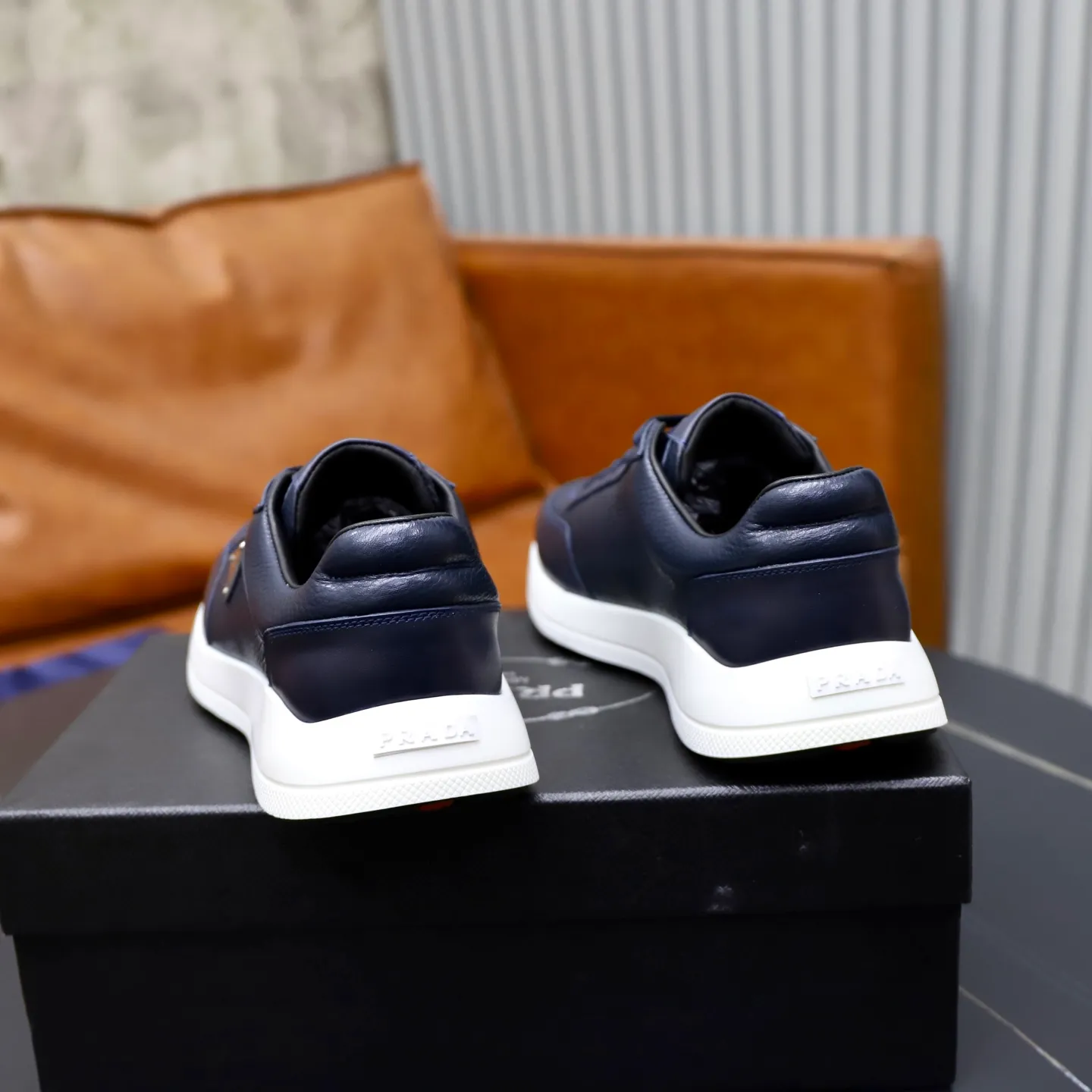 Factory price: 740💰Top original order Brand: PRADA (Prada) Standard code: Men's size 38/44 (45 can be customized) Grade: Same as the official website Material: Original cowhide stitching imported cowhide lining Original combination two-color wear-resistant soft outsole Style category: Leisure and sports version Young fashion European and American trend British style Color: Real picture color